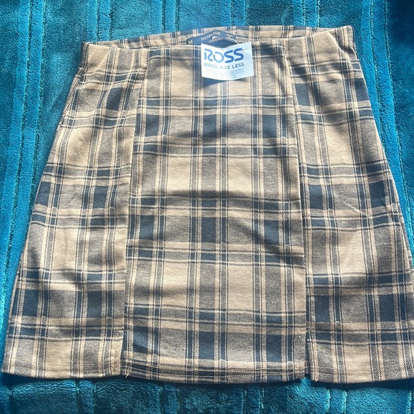 Cute brand new skirt. Never been worn and comes with a tag. - Picture 1 of 2
